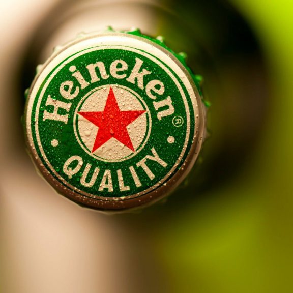 Responsive logo suitable for a bottle top.